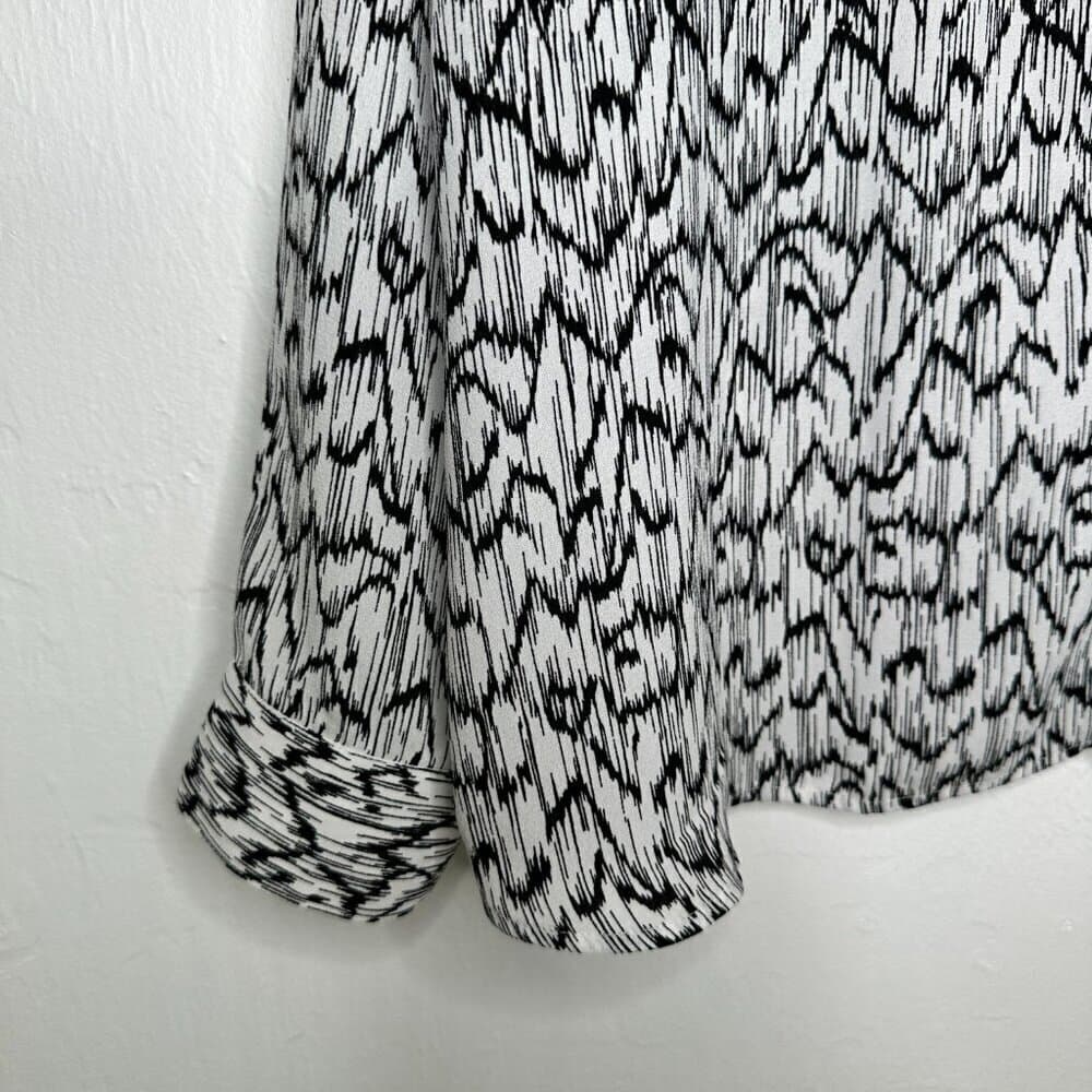 HALOGEN V-neck Top In Ivory- Black Sketched Waves Size 3X NEW - Thumbnail 4