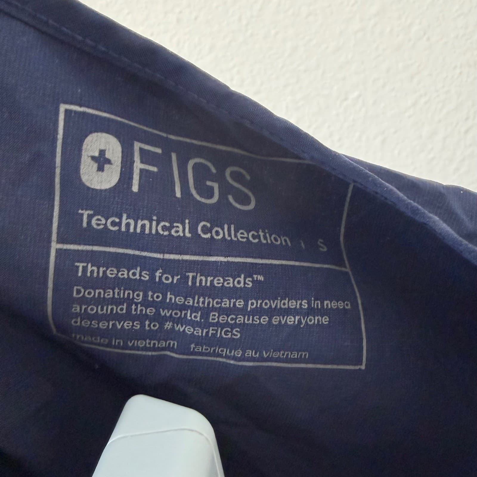 FIGS Technical Collection Scrub Top Women Small Navy Blue V-Neck Chest Pocket - Thumbnail 3