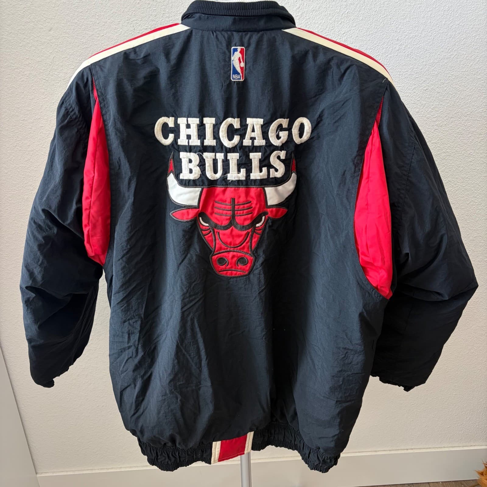 Starter Chicago Bulls Jacket Mens MED Black Red Vintage NBA Puffer Embroidered - Thumbnail 2