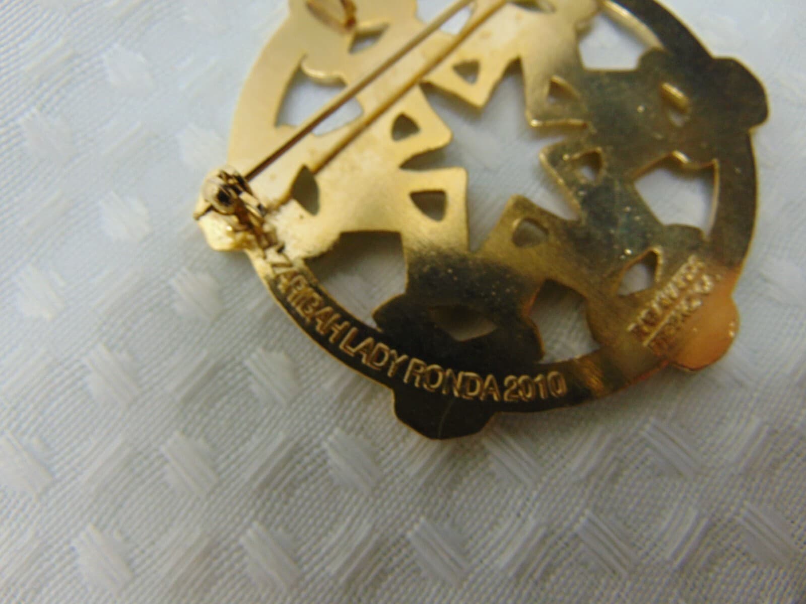 El Zaribah Lady Ronda 2010 RG Awards Fresno, CA Gold Tone Pin With Rhinestones - Thumbnail 3