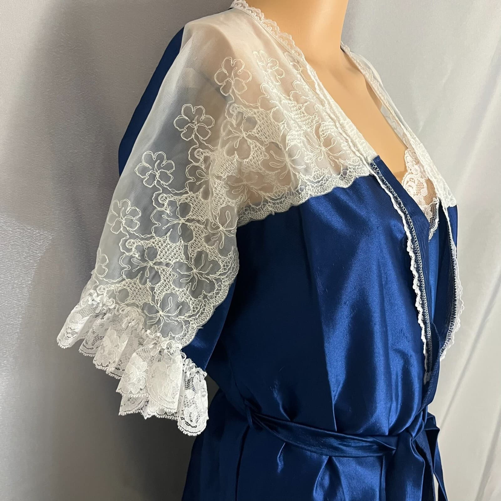 Vintage Vandemere 2 Piece Nightgown Womens Medium Blue Classic Lace Detail - Thumbnail 2