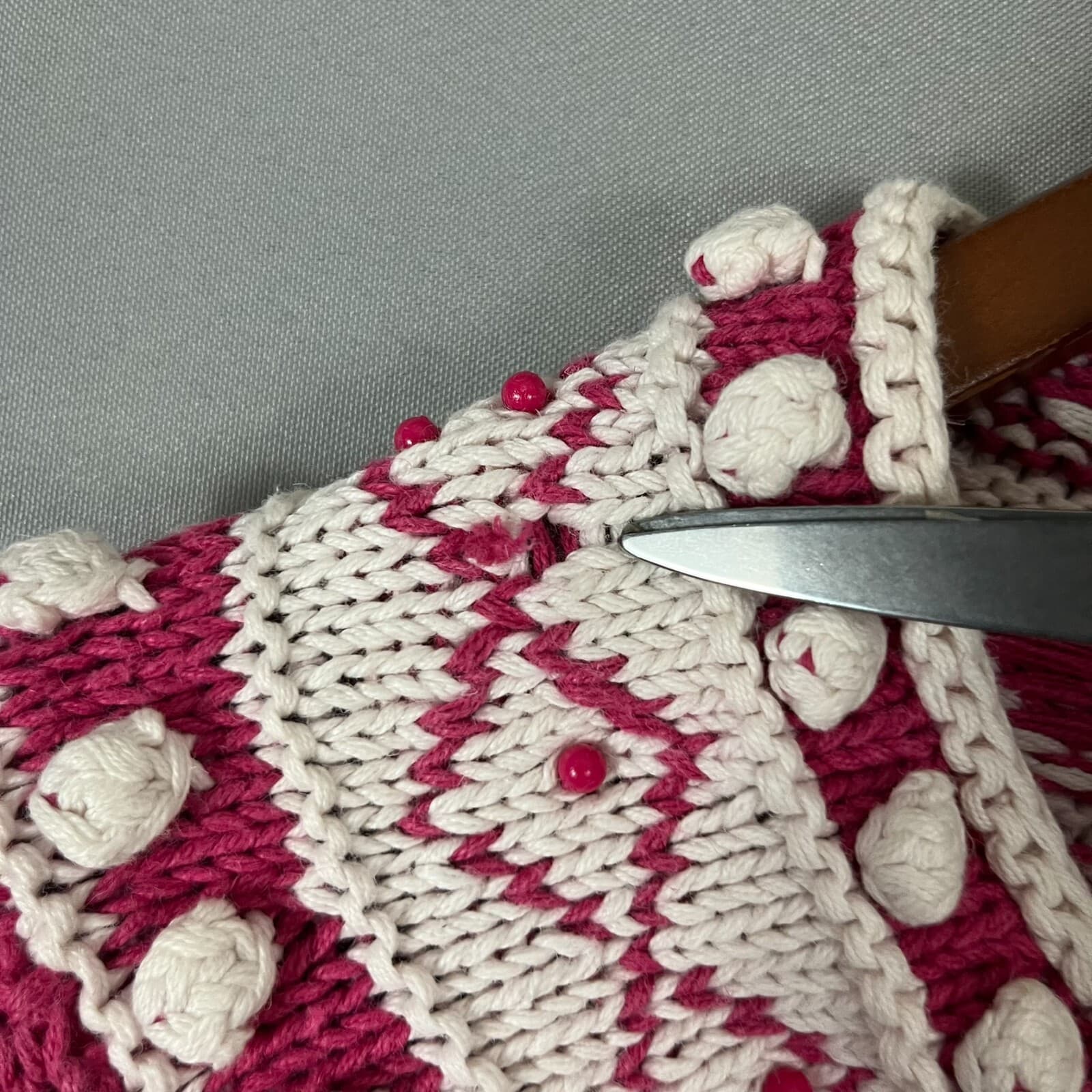 Vintage Express Women's Hand Knit Pink White Floral Bouquet Chunky Sweater MED/2 - Thumbnail 5