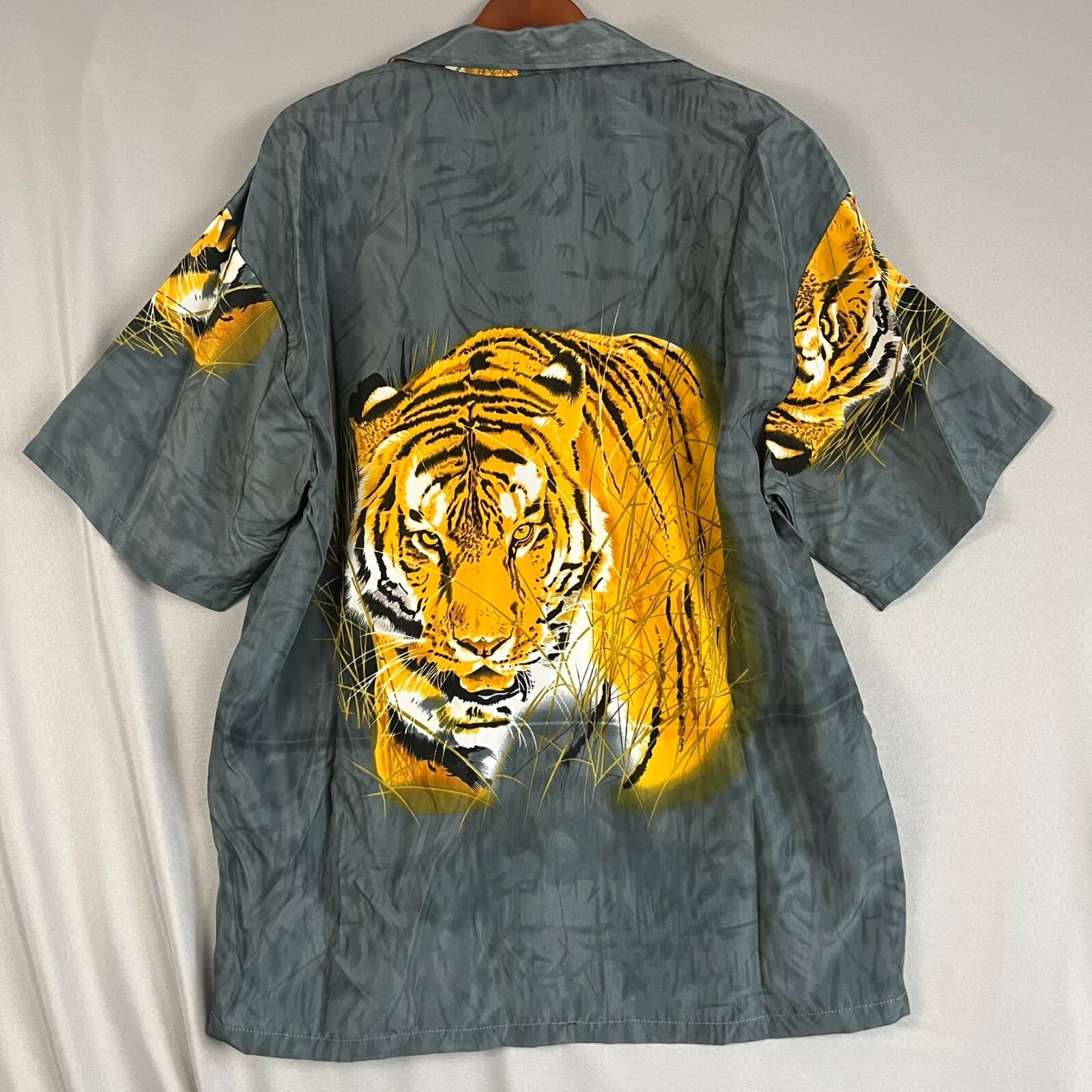 NWT Oscar Misa Mens Button Shirt Sz XL Tiger Graphic Grey Casual Short Sleeve - Thumbnail 4