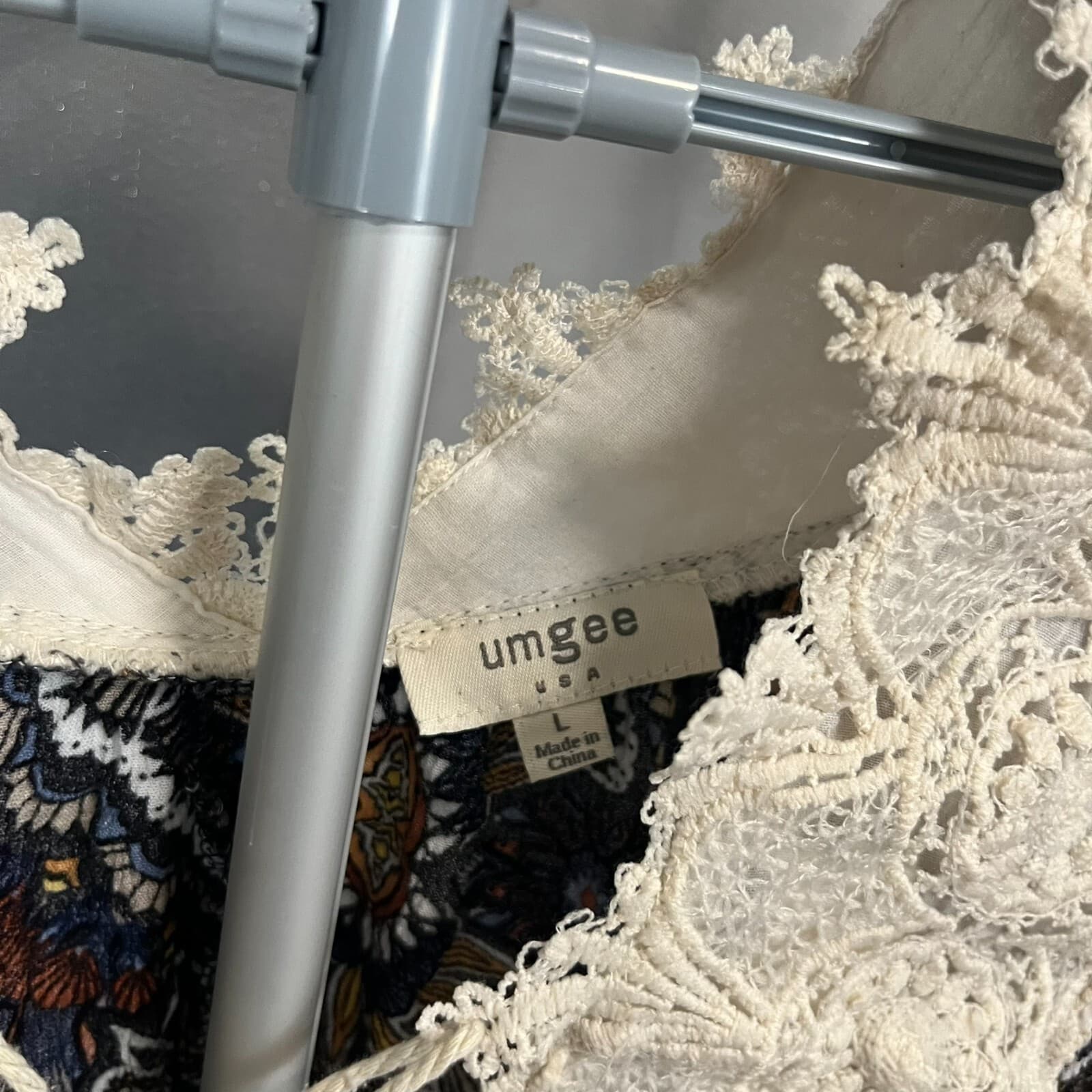 Umgee Tunic Women Sz Large Lace Bohemian Sleeveless Floral Crochet V-Neck Flowy - Thumbnail 2