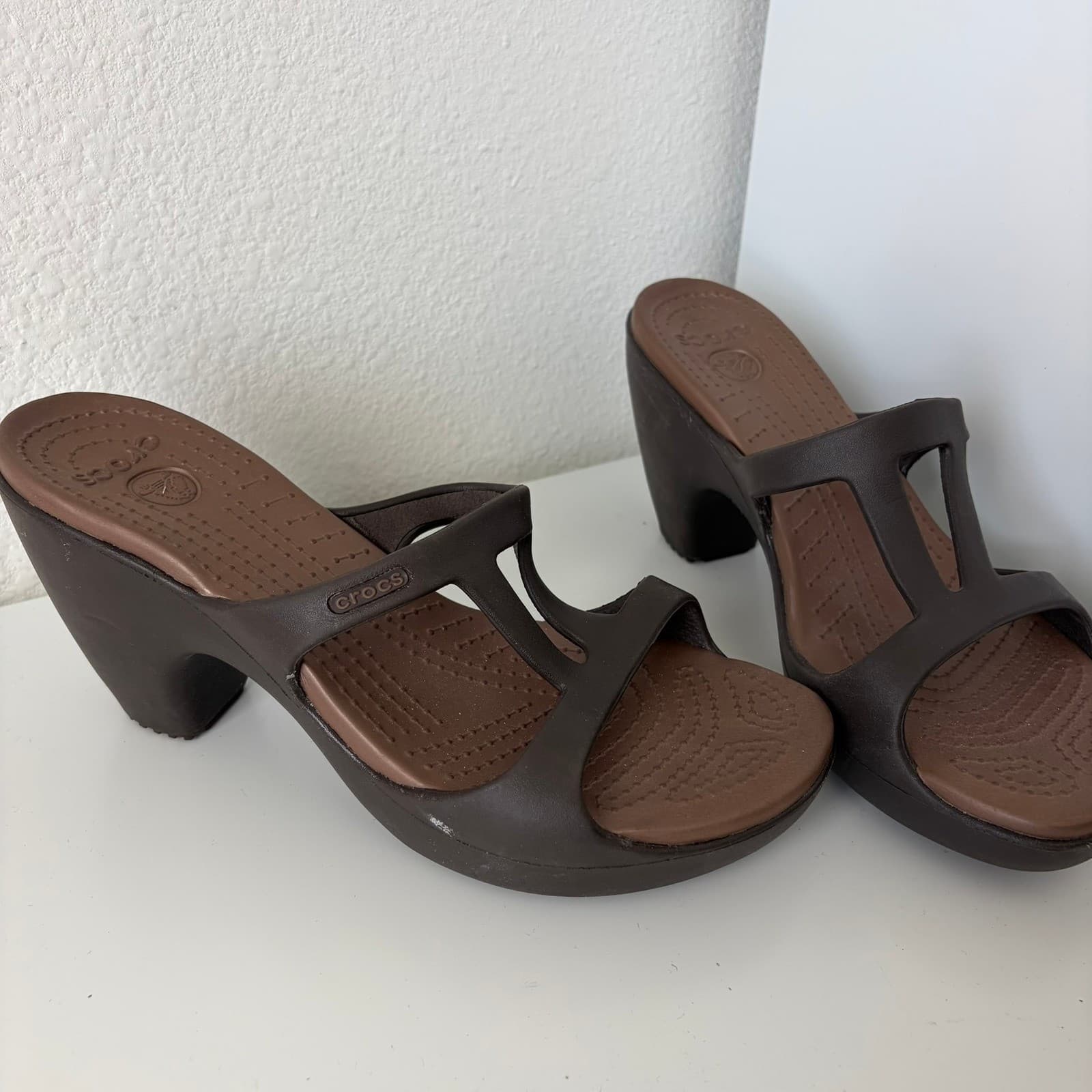 Crocs Cyprus Heel Sandals Womens 9 Brown T-Strap Block Heel Slides - Thumbnail 2