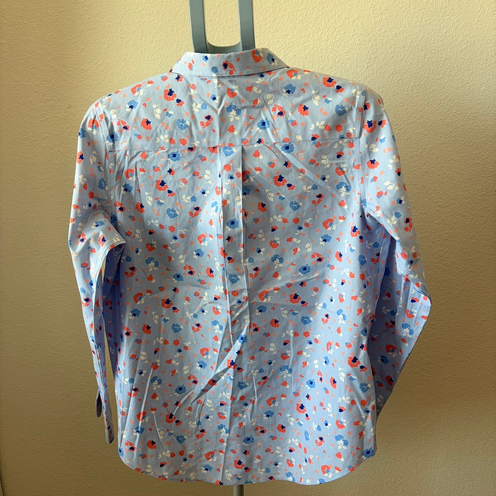 L.L. Bean Button Down Women M Periwinkle Floral Wrinkle Free Cotton Shirt - Thumbnail 2