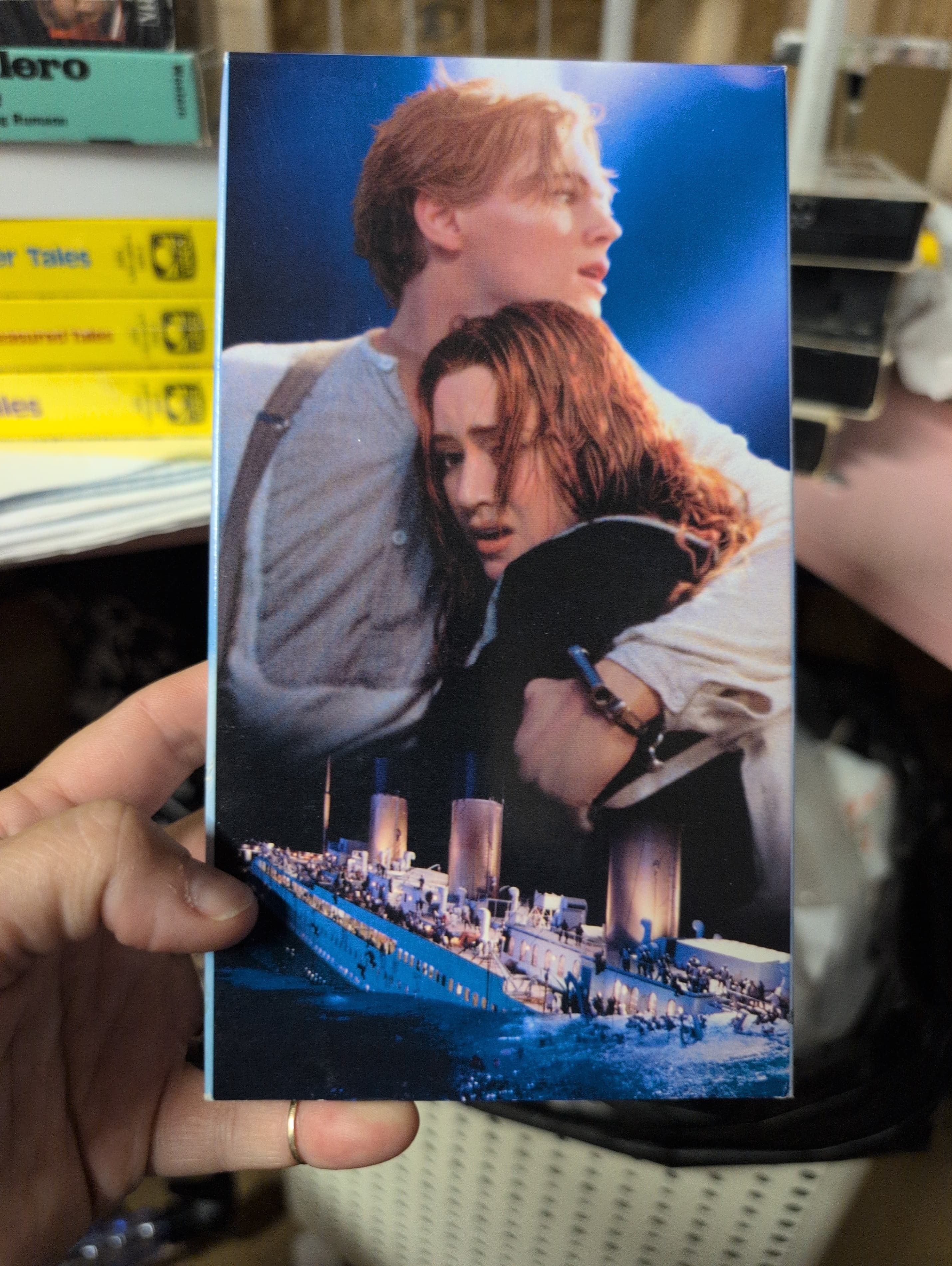 Titanic [VHS] - Thumbnail 14