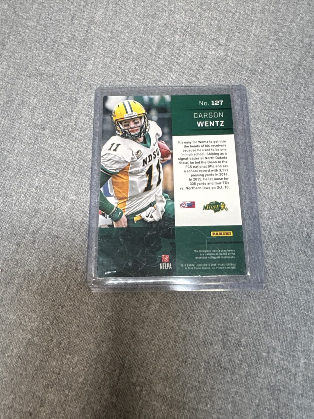 2016 Panini Prizm Draft Carson Wentz RC NDSU - Thumbnail 2