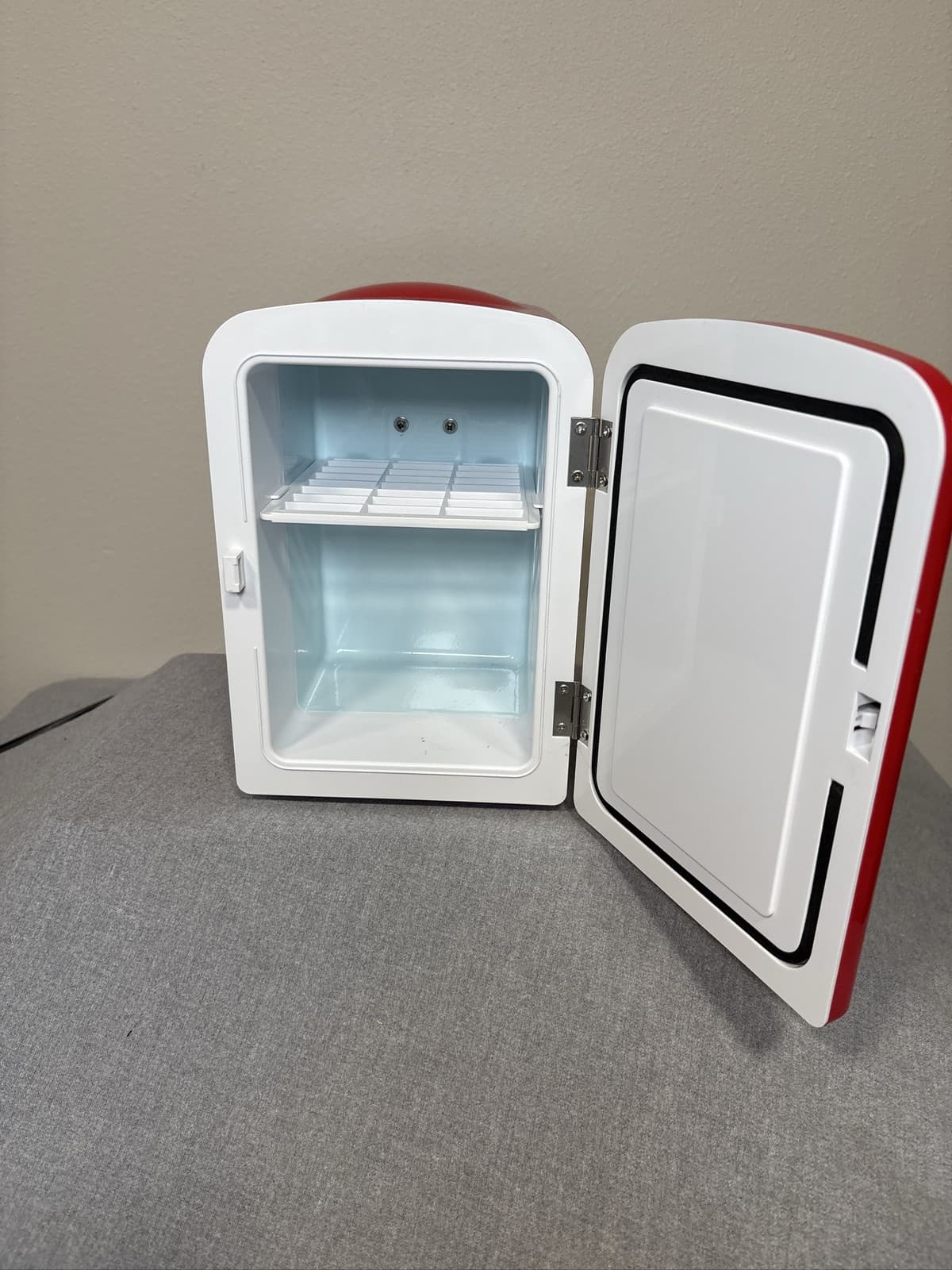 Coca-Cola 4L 6-Can Mini Fridge Portable Red 120v - Thumbnail 2