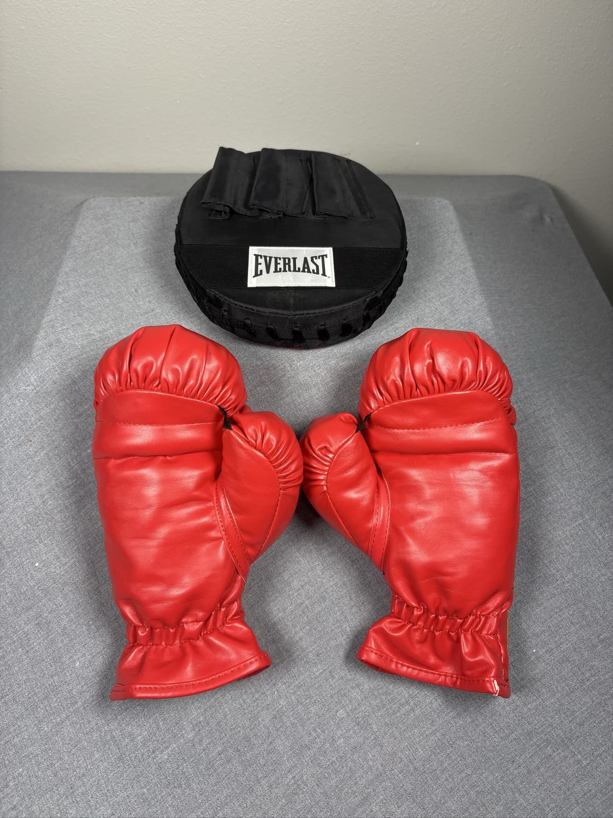Everlast Boxing Gloves and Punch Mitt Set Red Training Sparring Small/Medium - Thumbnail 2