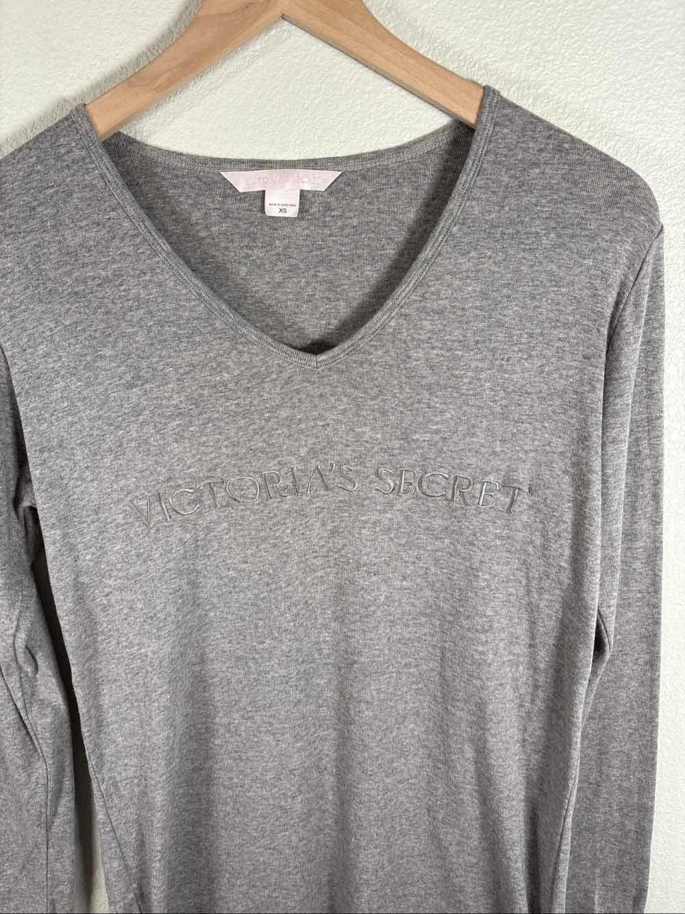 Victoria's Secret Women's Gray V-Neck Long Sleeve Sleepwear Top XS Logo - Thumbnail 2