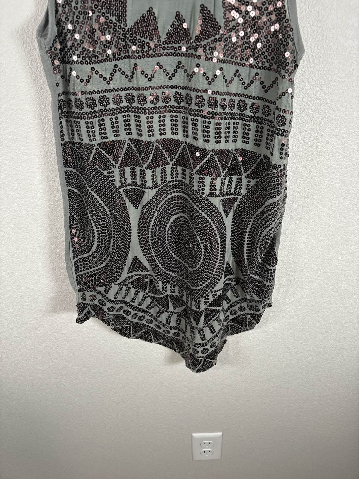 Silence + Noise Gray Sequin Geometric Aztec Top UO S - Thumbnail 2