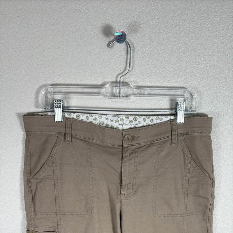 Soft Womens 12M Beige Relaxed Fit Cargo Capri Shorts