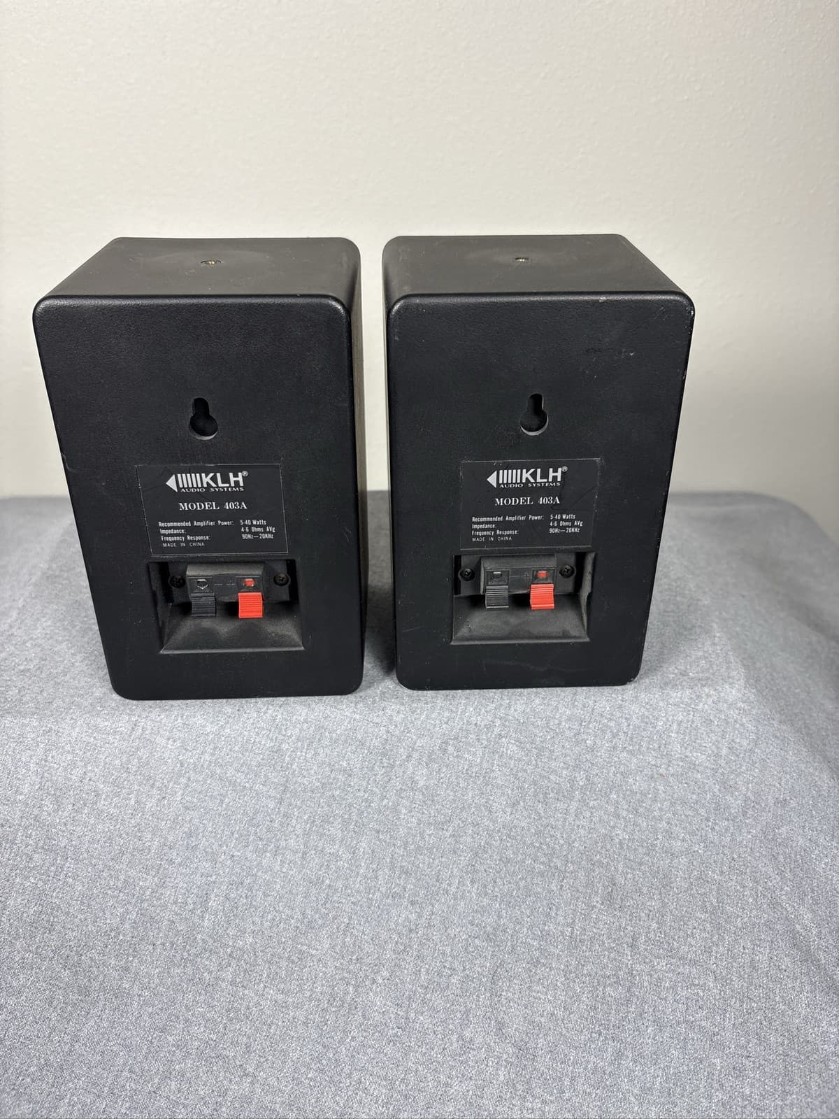 KLH Model 403A Bookshelf Speakers Pair Black 40 Watts 6 Ohms Wired - Thumbnail 2