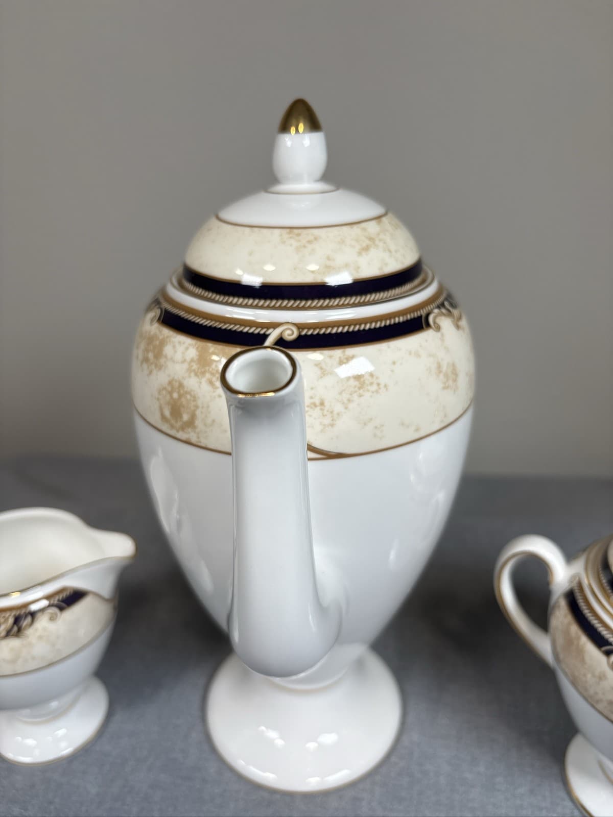 Wedgwood White Bone China Coffee Pot Tea Set Creamer Sugar Gold Trim - Thumbnail 3