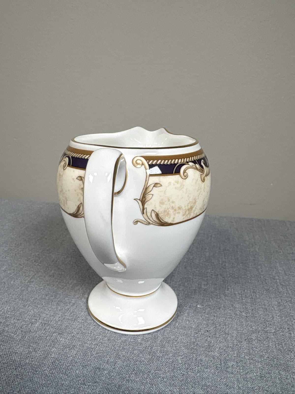 Wedgwood White Bone China Coffee Pot Tea Set Creamer Sugar Gold Trim - Thumbnail 17