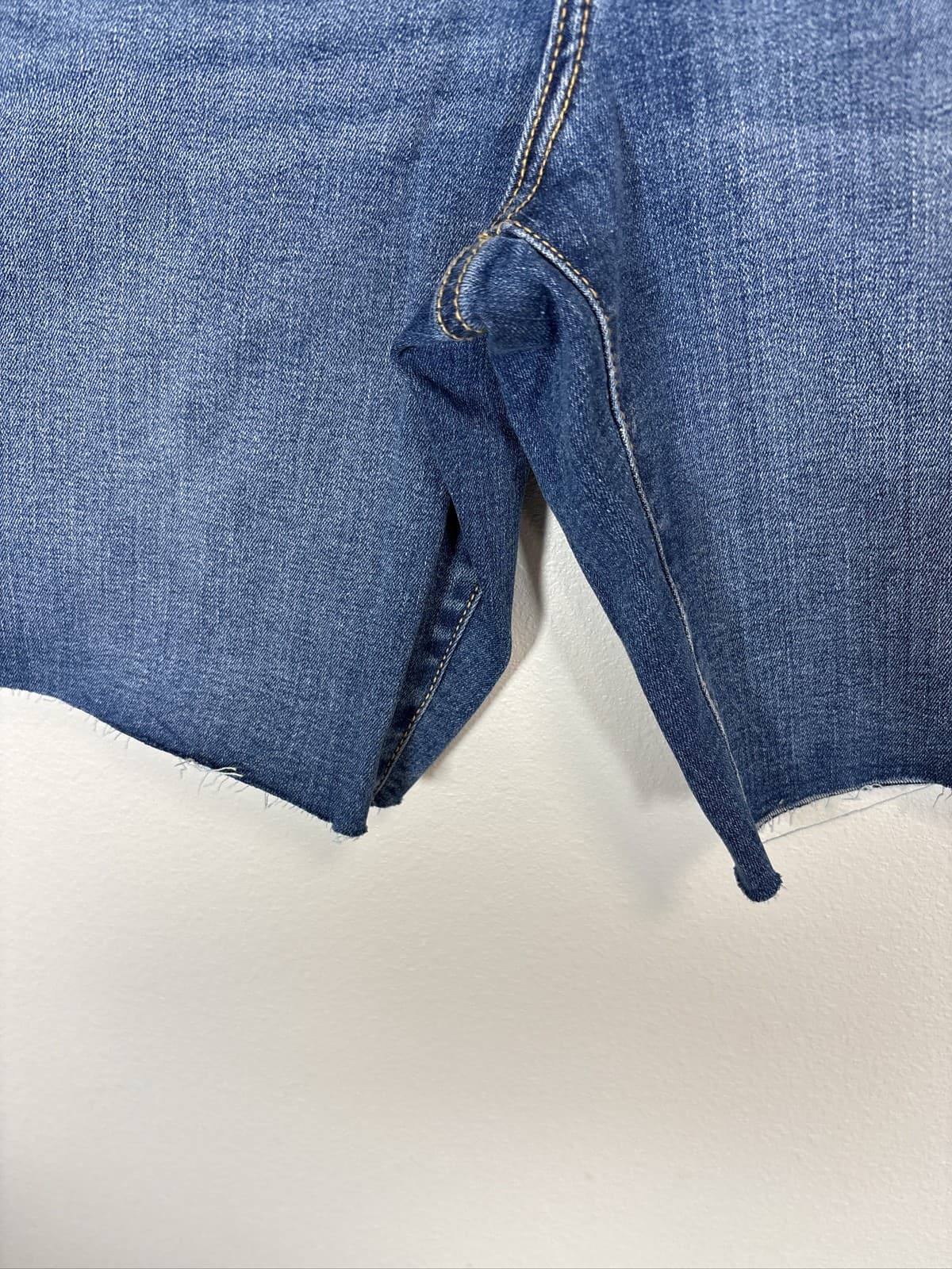 Universal Thread Womens Size 8 High Rise Bermuda Denim Shorts Raw Hem - Thumbnail 4
