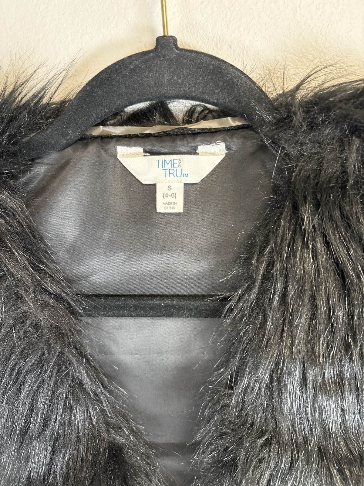 Time & Tru Womens Black Faux Fur Open Front Sleeveless Vest S 4-6 - Thumbnail 2