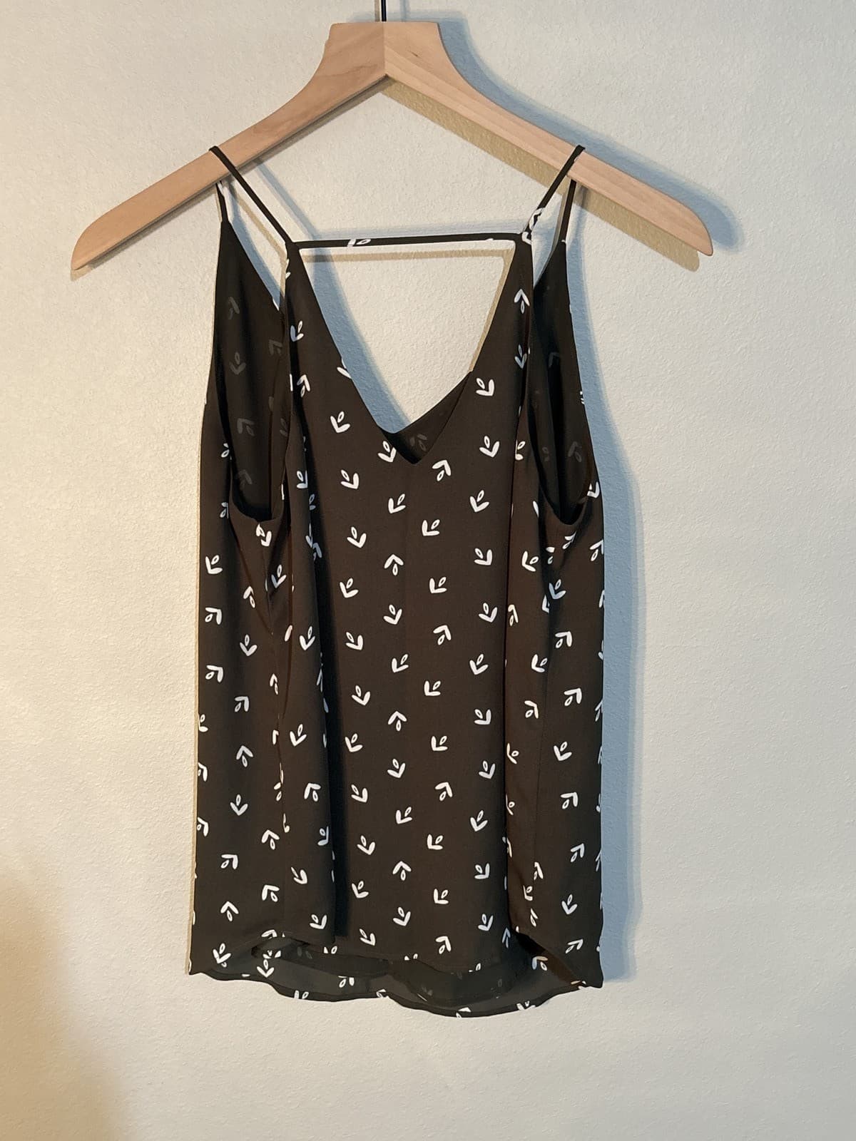 LOFT Women's XS Black White Leaf Print Sleeveless Blouse Top Made in Indonesia - Thumbnail 3