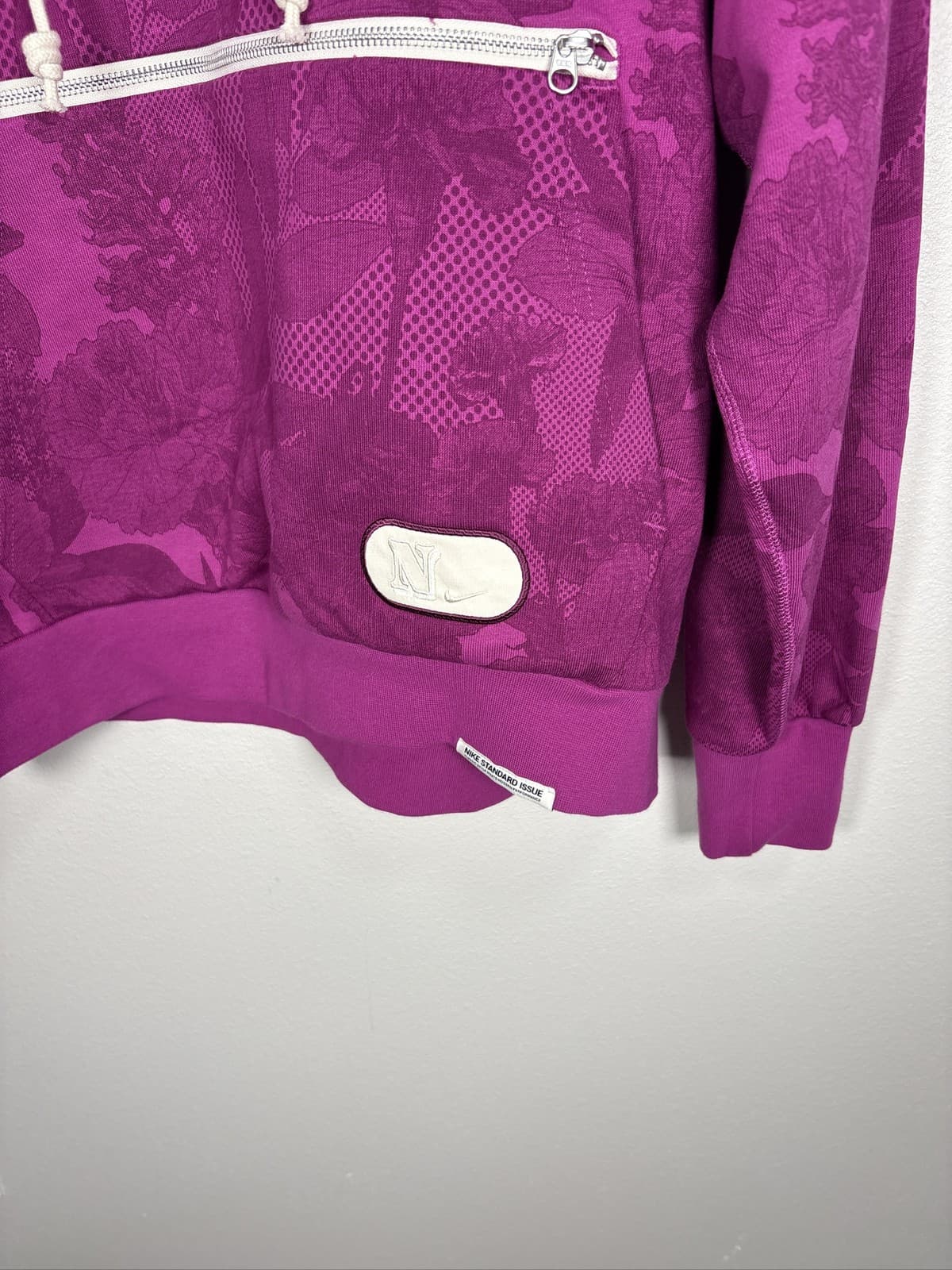 Nike Men Standard Issue Dri-Fit Hoodie Halftone Floral Fuchsia Purple L - Thumbnail 2