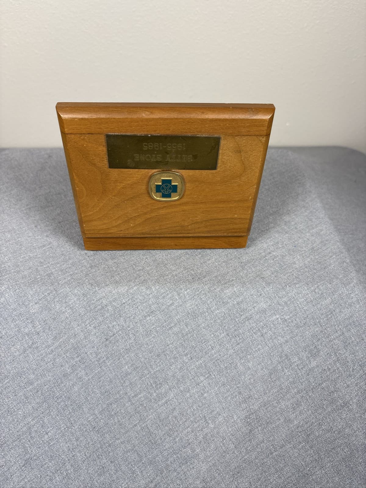 Blue Cross Blue Shield Wooden Keepsake Presentation Case - Thumbnail 3