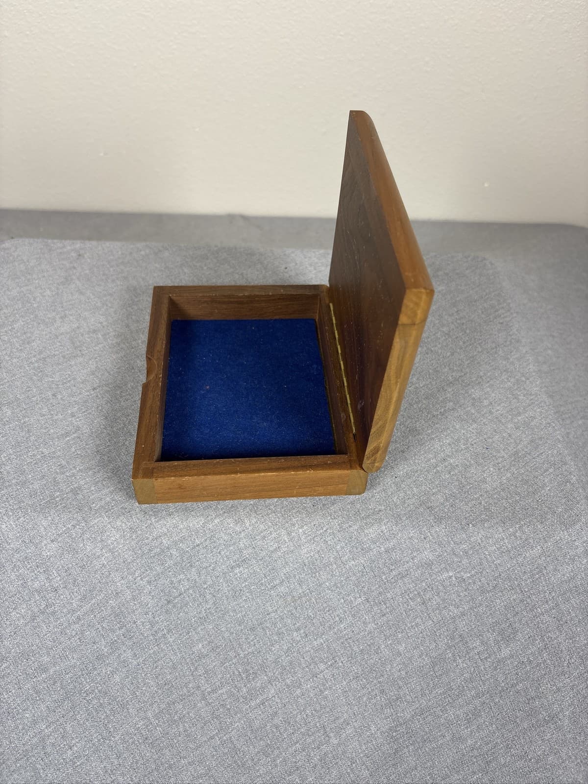 Blue Cross Blue Shield Wooden Keepsake Presentation Case - Thumbnail 4