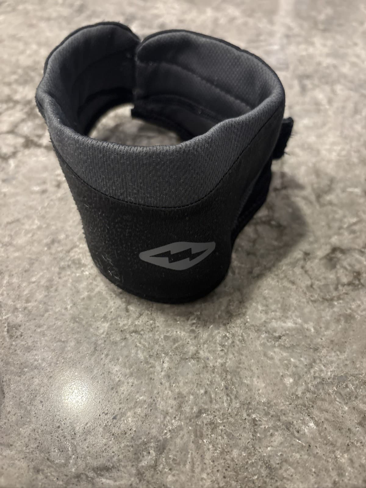 Shock Doctor Ultra Hockey Neck Guard 2.0 J L 13.5-15.5" 34-39cm - Thumbnail 2