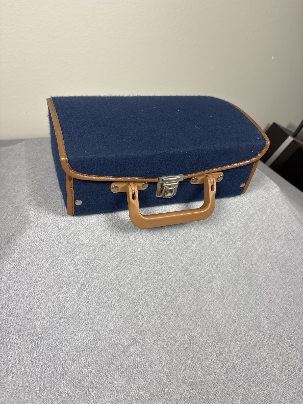 Blue Felt Cassette Tape Storage Carrying Case Briefcase Holds 12 - Thumbnail 2