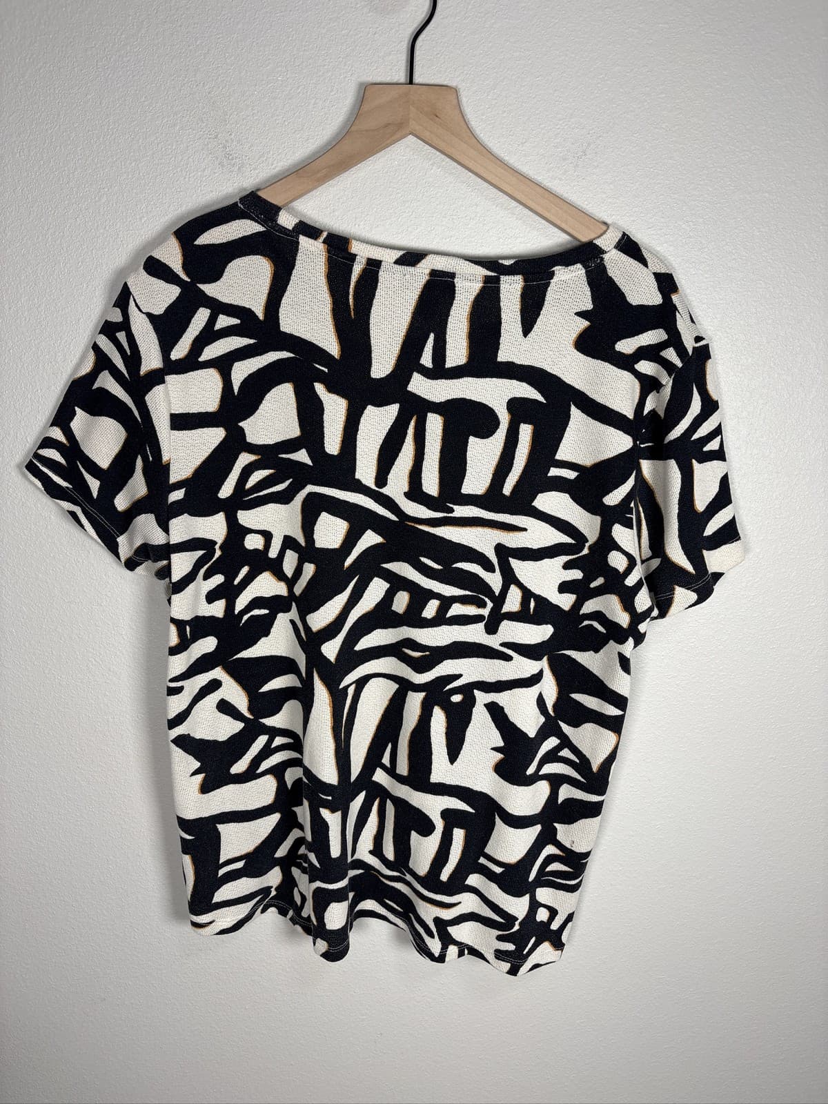 Tribal Women's Black White Abstract Print Short Sleeve Button Side Top - Thumbnail 4