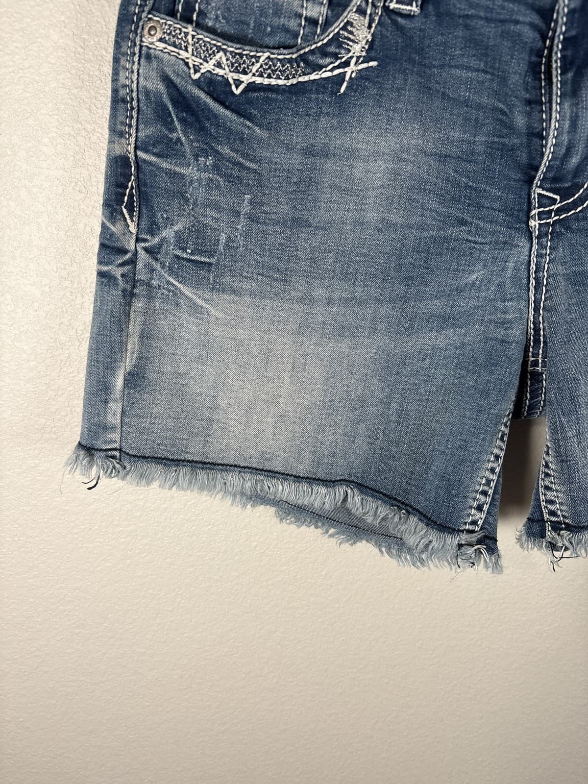 Charme Women's Size 28 Distressed Embroidered Frayed Hem Denim Shorts - Thumbnail 5