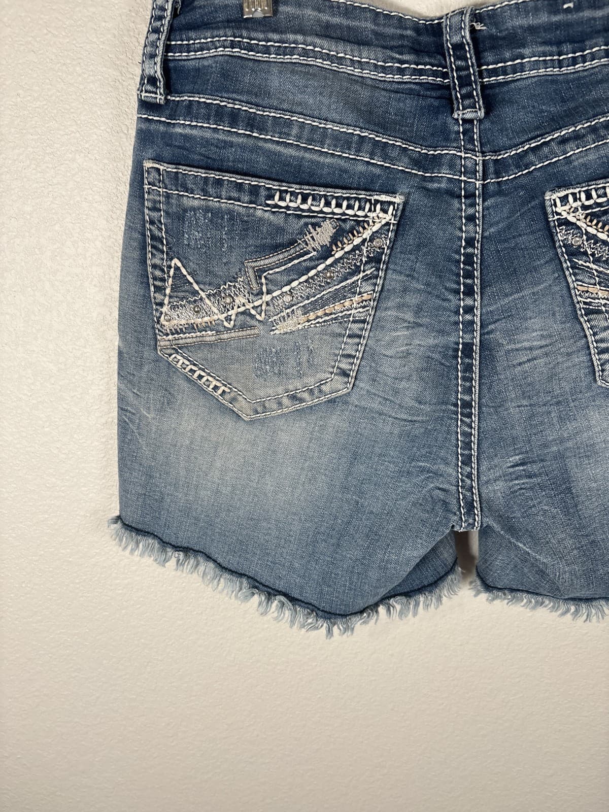 Charme Women's Size 28 Distressed Embroidered Frayed Hem Denim Shorts - Thumbnail 7