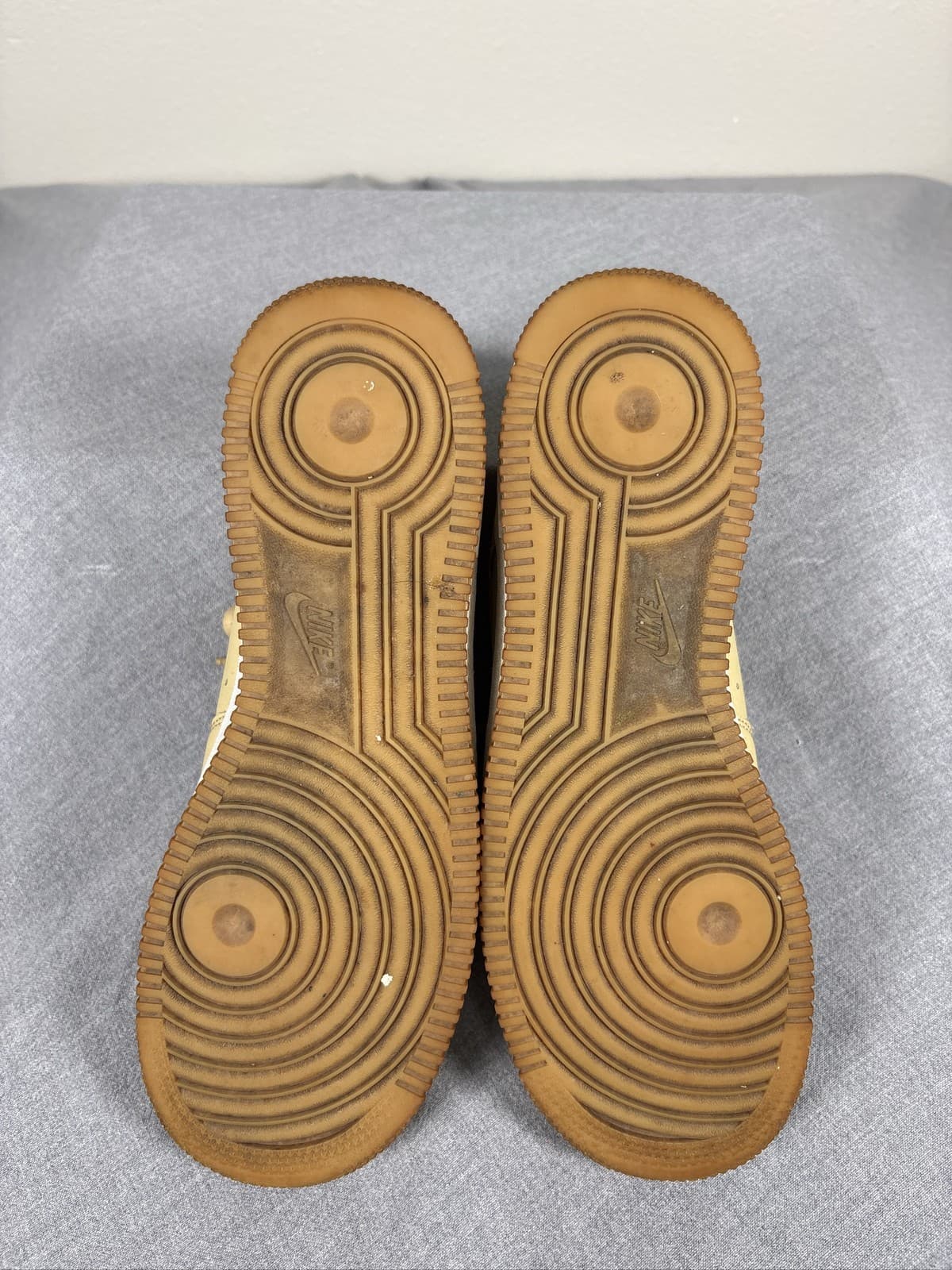 Nike Air Force 1 07 LV8 Low Sesame University Gold Gum Men Sneaker Size 9 - Thumbnail 5