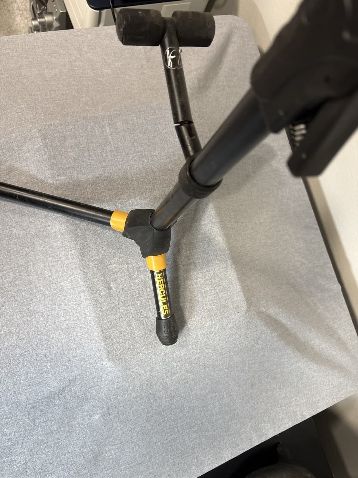 Hercules DS730B Guitar Stand Auto Grip - Thumbnail 3