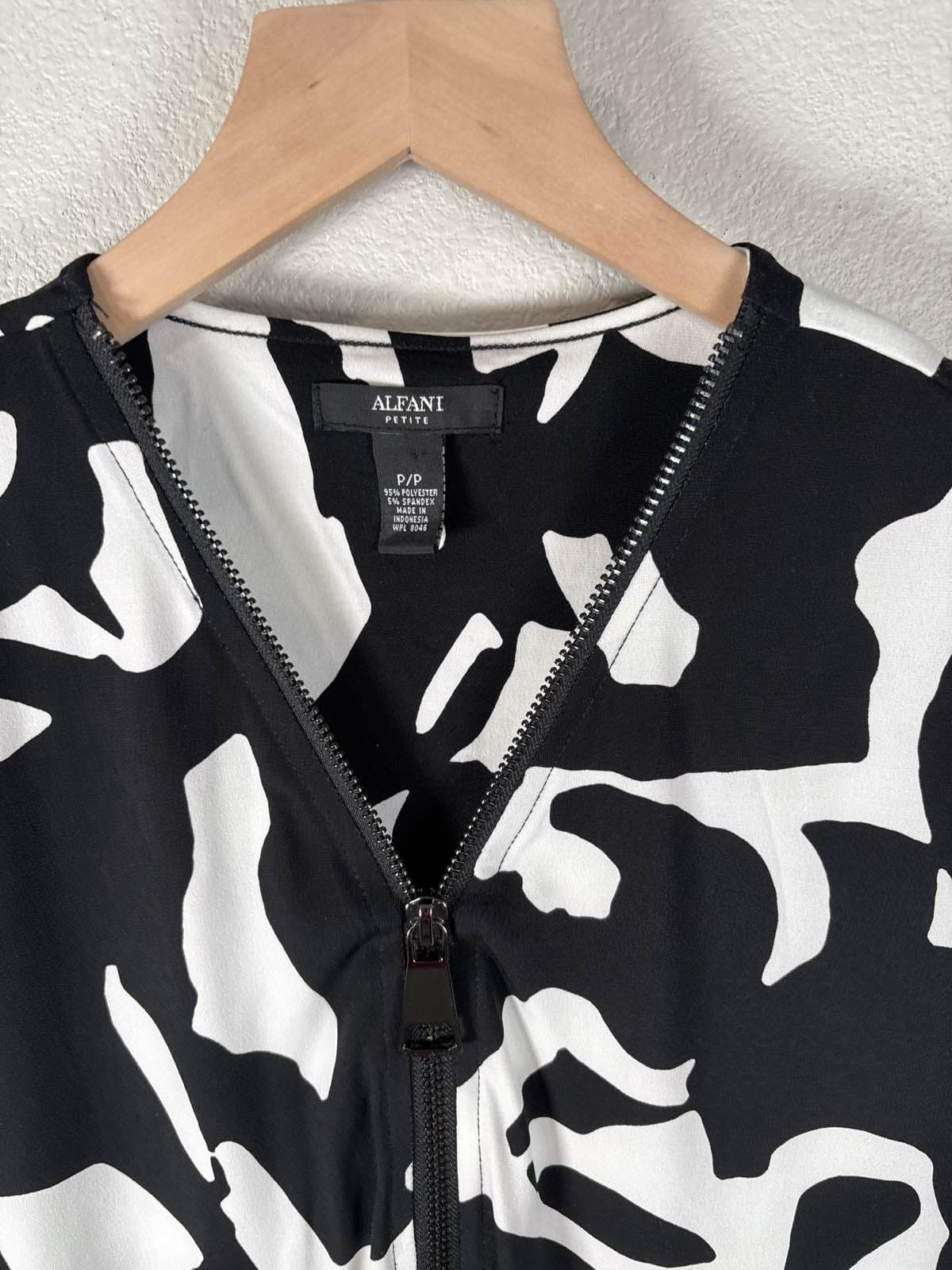Alfani Petite P/P Black White Abstract Zip Blouse Top Short Sleeve - Thumbnail 2