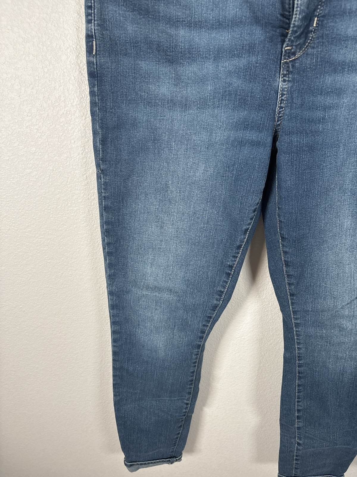 Signature Levi Strauss Gold Totally Shaping Skinny Jeans Women's 12 - Thumbnail 4