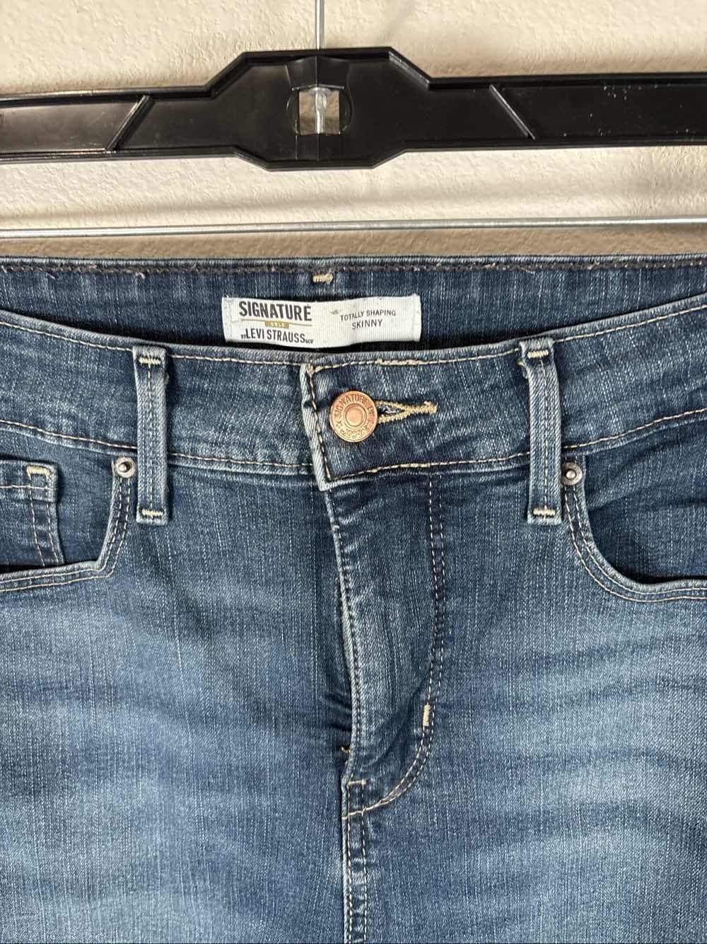 Signature Levi Strauss Gold Totally Shaping Skinny Jeans Women's 12 - Thumbnail 2