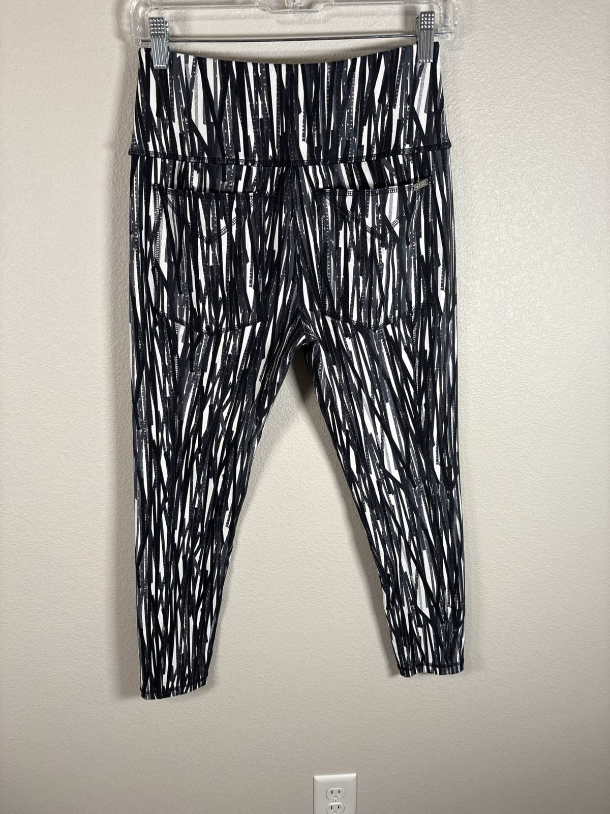 JOFIT Women's XS Dri-Fit Cropped Leggings Black White Abstract Print - Thumbnail 6
