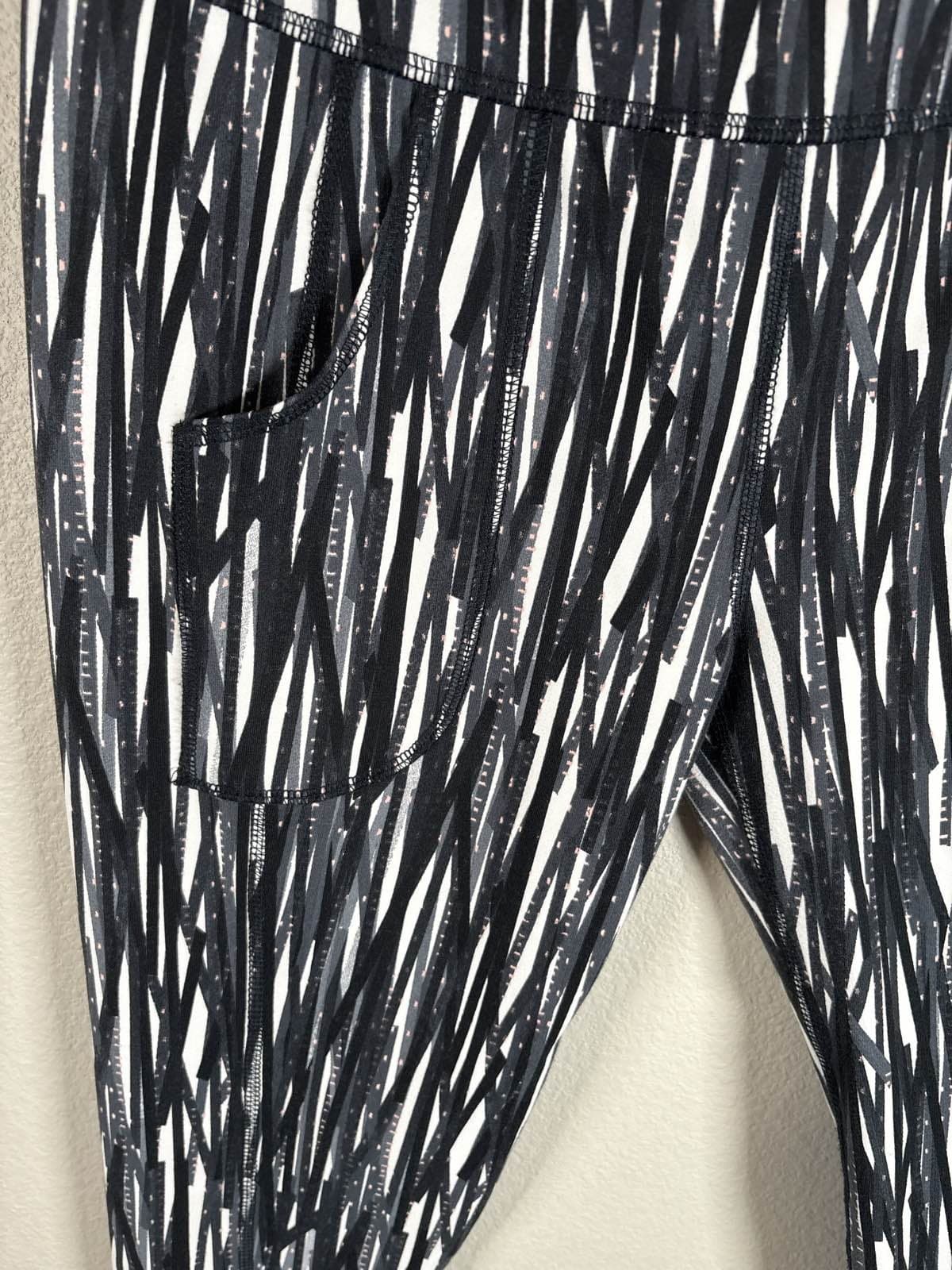 JOFIT Women's XS Dri-Fit Cropped Leggings Black White Abstract Print - Thumbnail 2