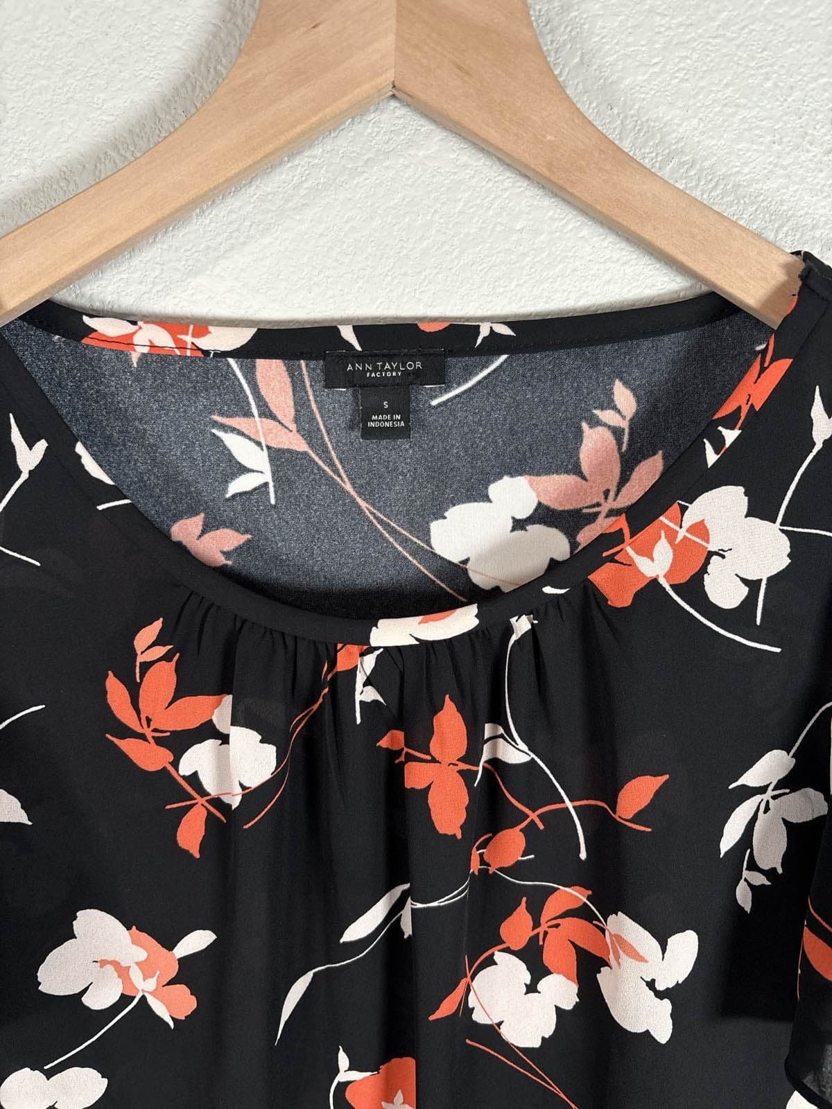 Ann Taylor Black Red White Floral Short Ruffle Sleeve Blouse Top S - Thumbnail 2