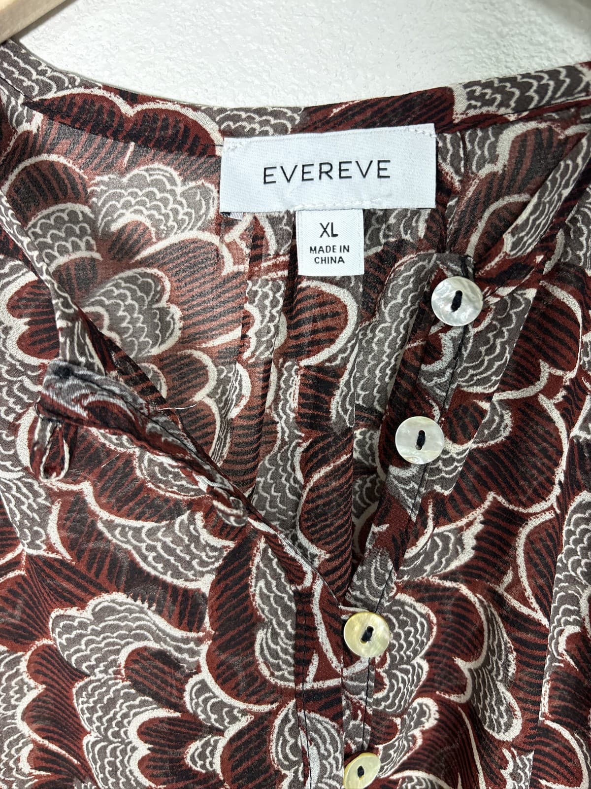 Evereve Women's Blouse Brown Abstract Print Long Sleeve V-Neck Size XL - Thumbnail 2