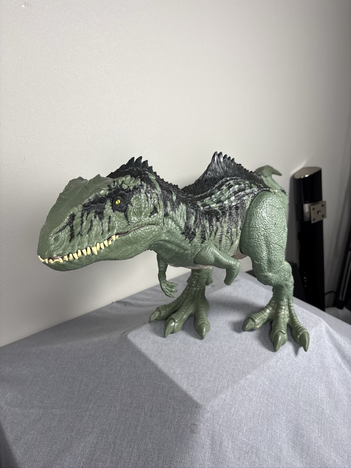 Mattel Jurassic World Dominion Strike N Roar Giganotosaurus Figure