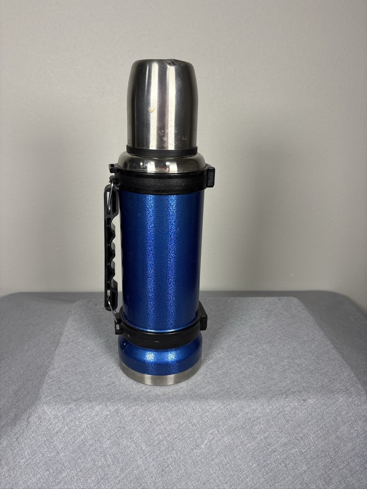 Coleman Stainless Steel Vacuum Insulated 1L Thermos Bottle with Blue Handle - Thumbnail 2