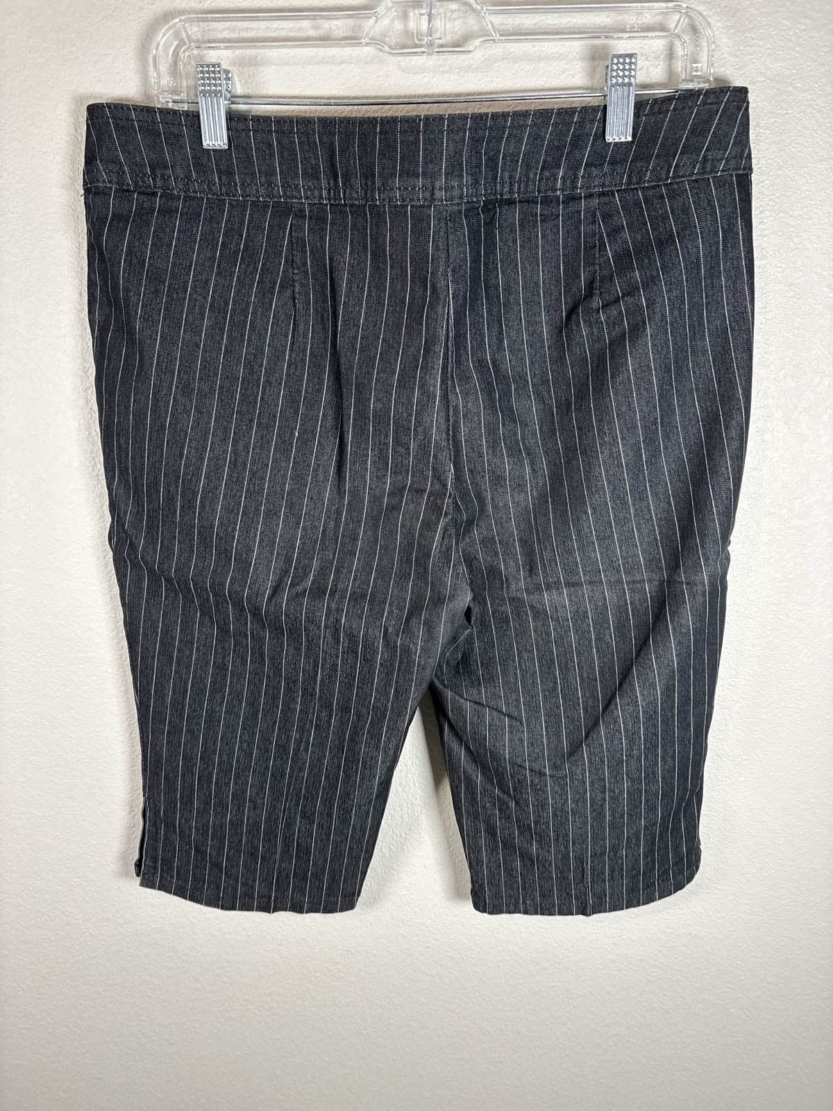 Bisou Bisou Black Pinstripe Wide Leg Shorts Womens 10 - Thumbnail 2