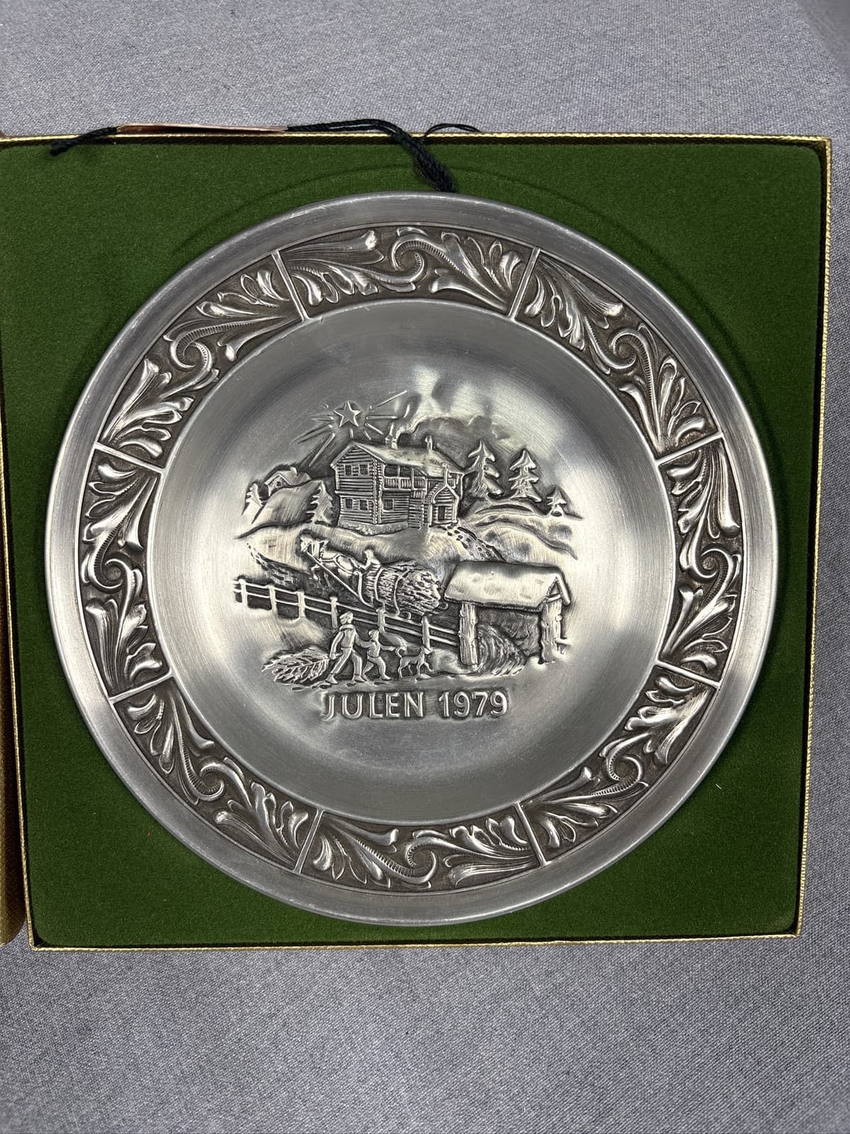 Vintage Julen 1979 Norwegian Pewter Christmas Plate Collectible Decor With Box - Thumbnail 2