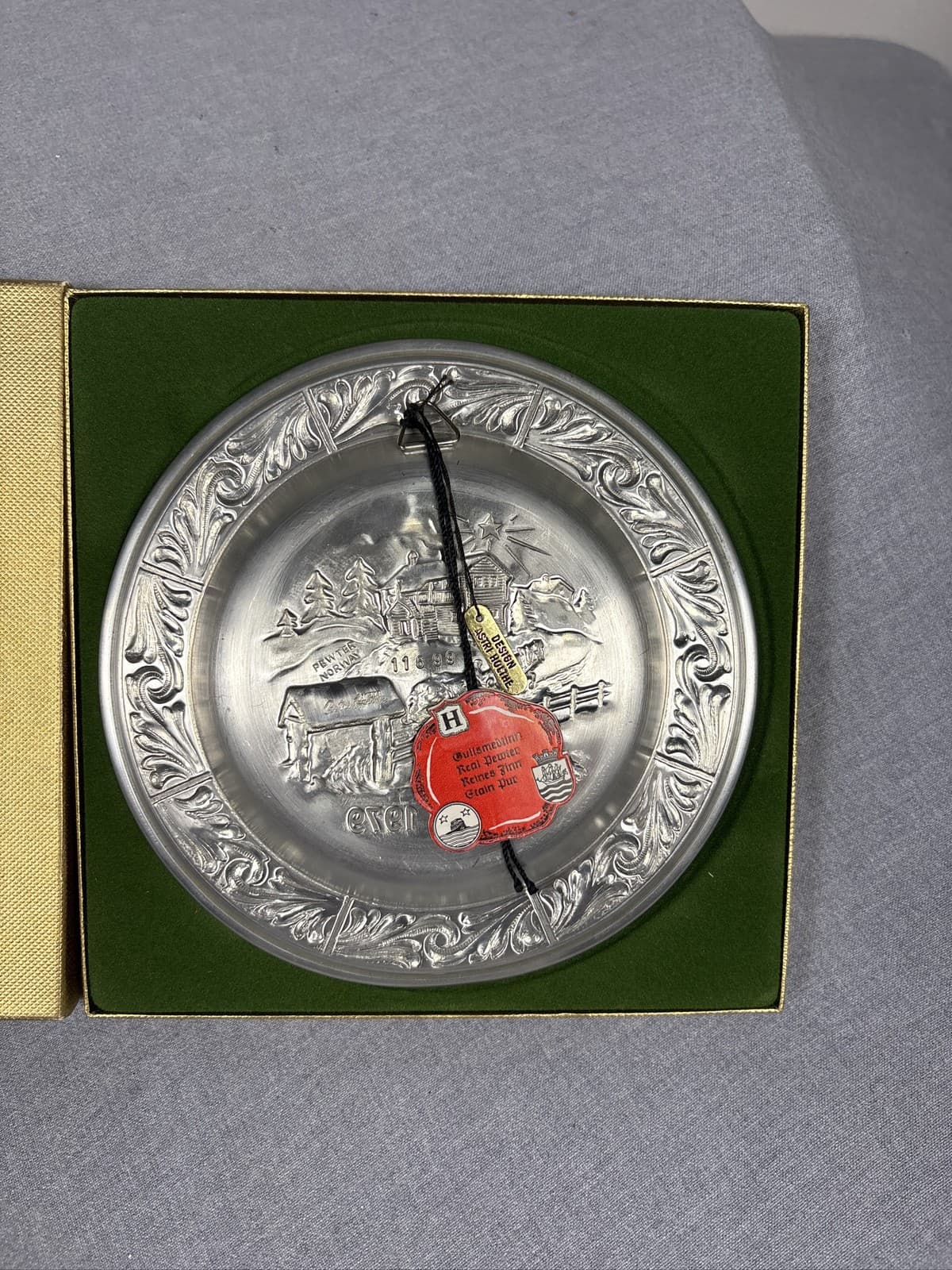Vintage Julen 1979 Norwegian Pewter Christmas Plate Collectible Decor With Box - Thumbnail 3
