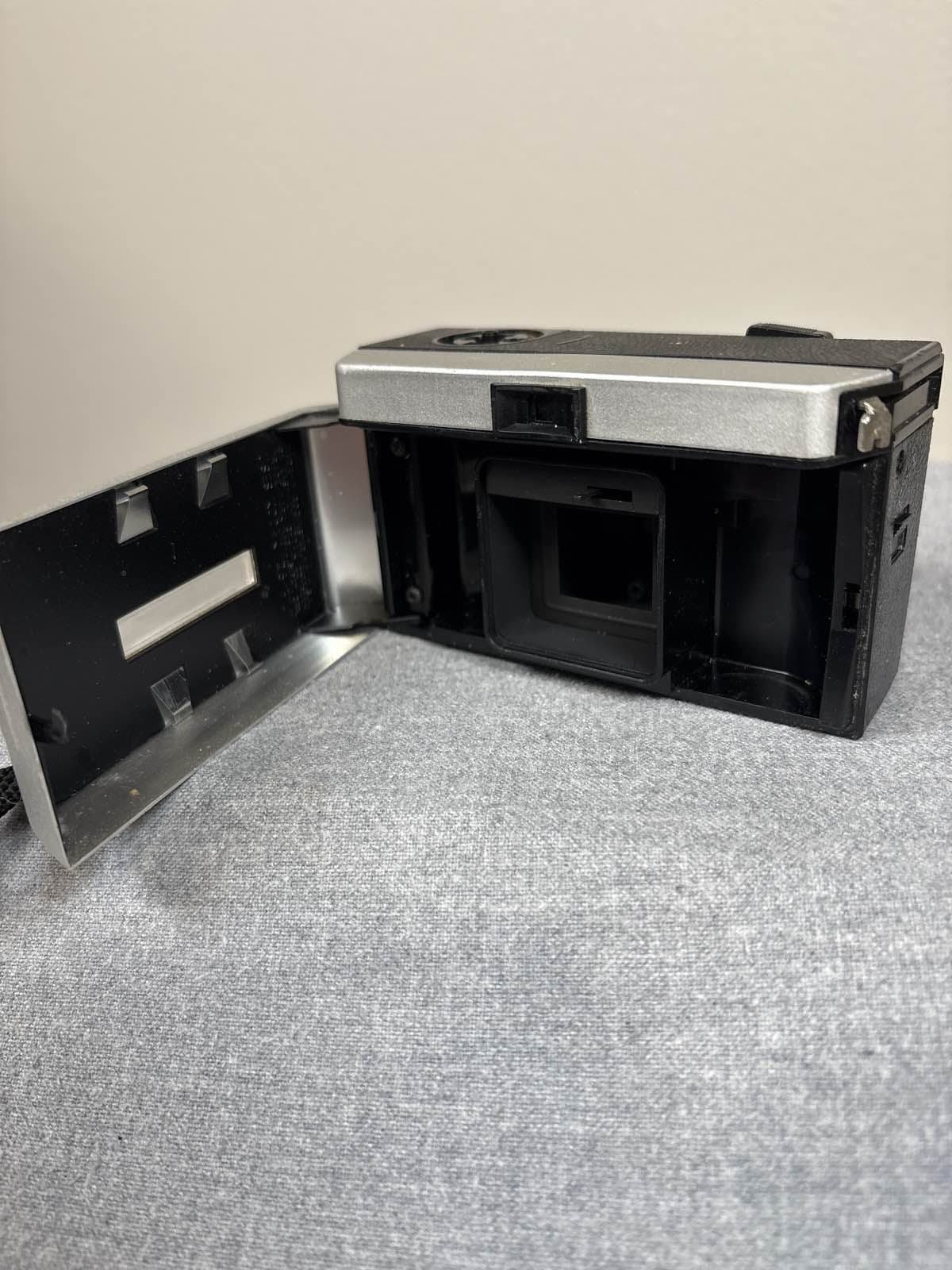 Kodak Instamatic 124 Film Camera USA w/ Strap - Thumbnail 7