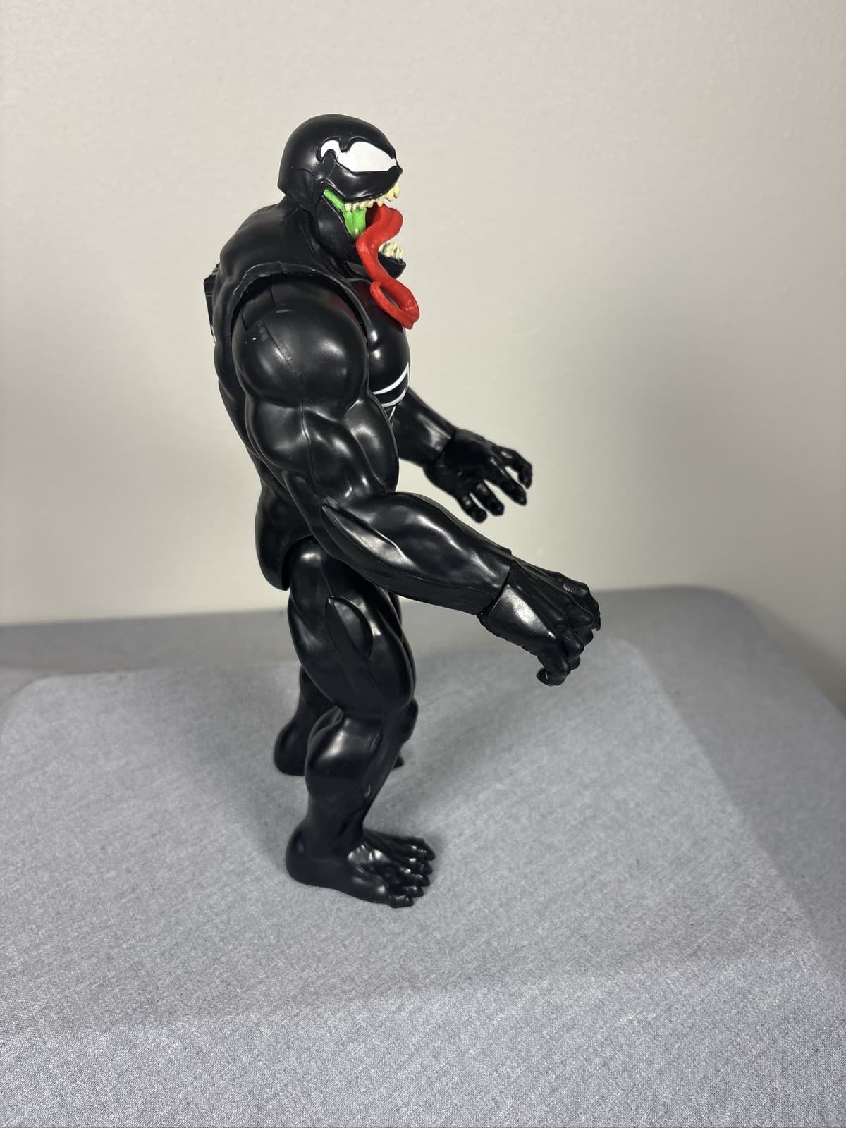 Marvel Maximum Venom Titan Hero Series 12-Inch Action Figure Hasbro 2019 - Thumbnail 2