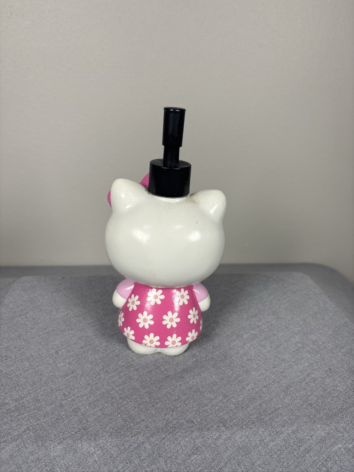 Sanrio Hello Kitty Ceramic Soap Lotion Dispenser Pink Daisy Dress Bow - Thumbnail 2