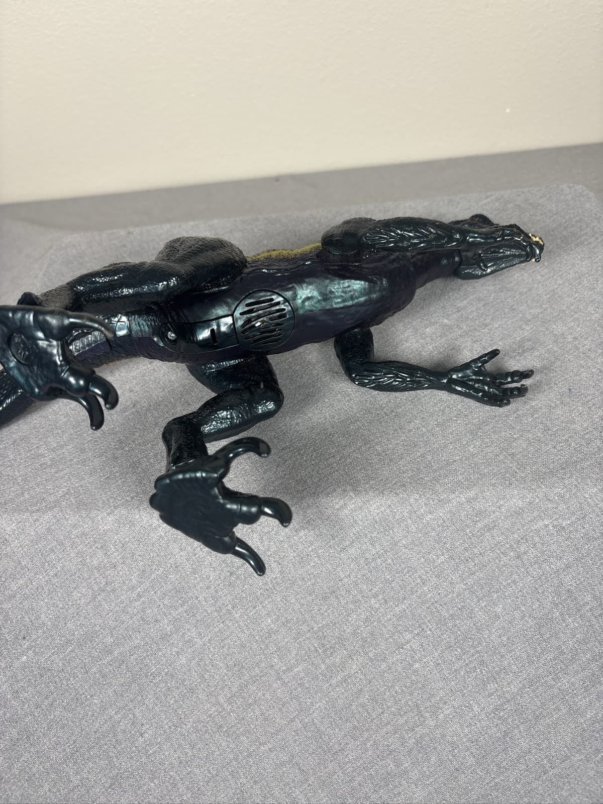 Mattel Jurassic World Indoraptor Action Figure Black Gold Dinosaur - Thumbnail 5