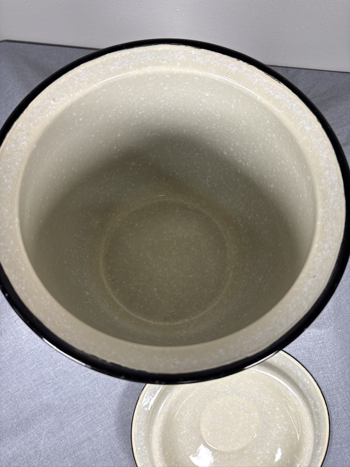 Vintage Cream Speckled Enamelware Chamber Pot With Lid And Wooden Handle - Thumbnail 4